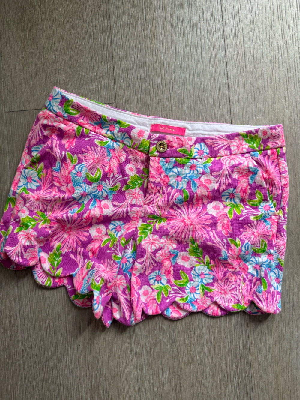 Lilly Pulitzer Bright Pink Floral Scallop Hem Women’s Shorts